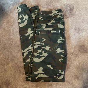 Almost Famous Mid Rise Skinny, color camouflage, size 7.